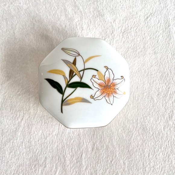 Vintage Japanese Octagonal Porcelain Trinket Box/w White Lily Design - Picture 3 of 15